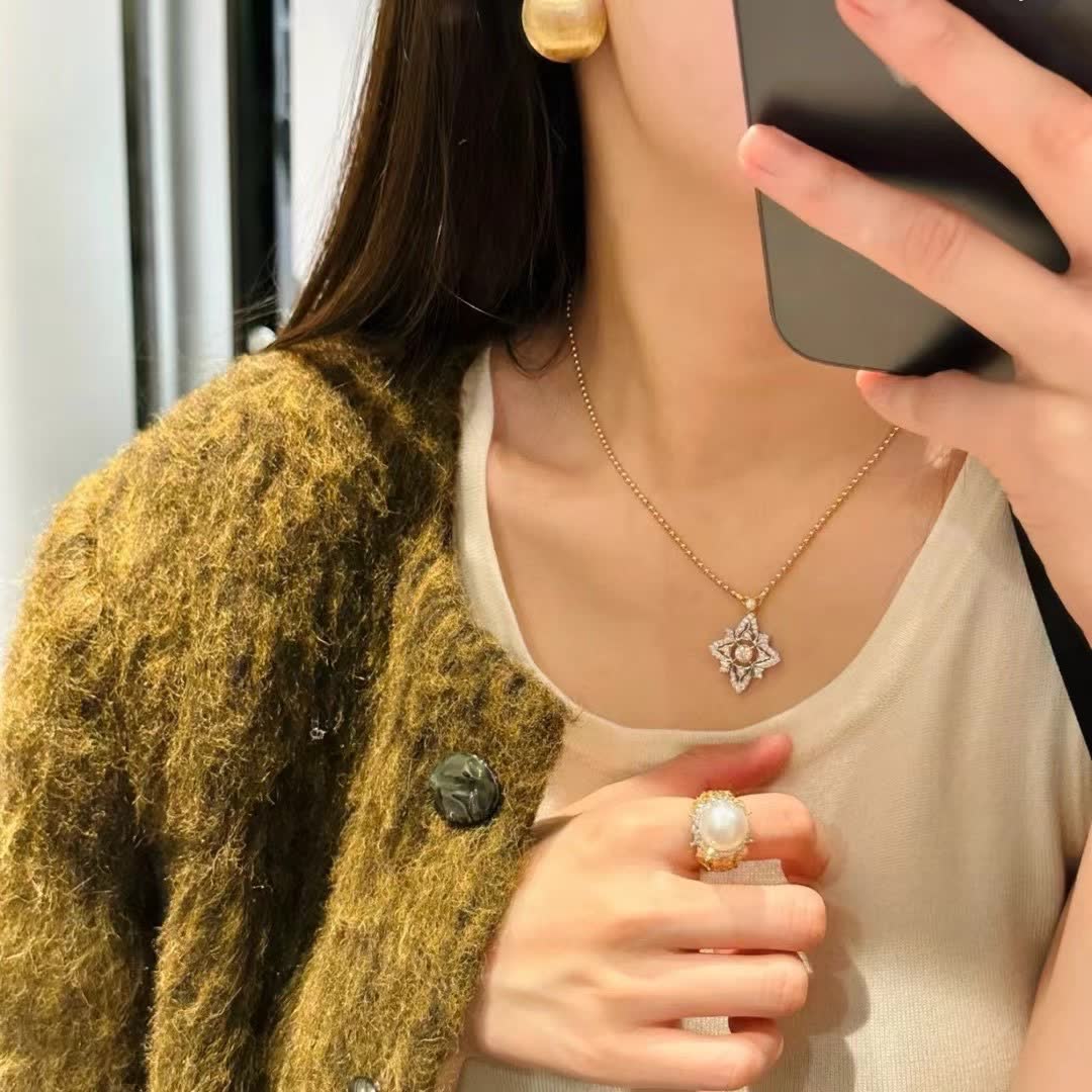 Van Cleef & Arpels Elegant Gold and Diamond Flower Pendant Necklace